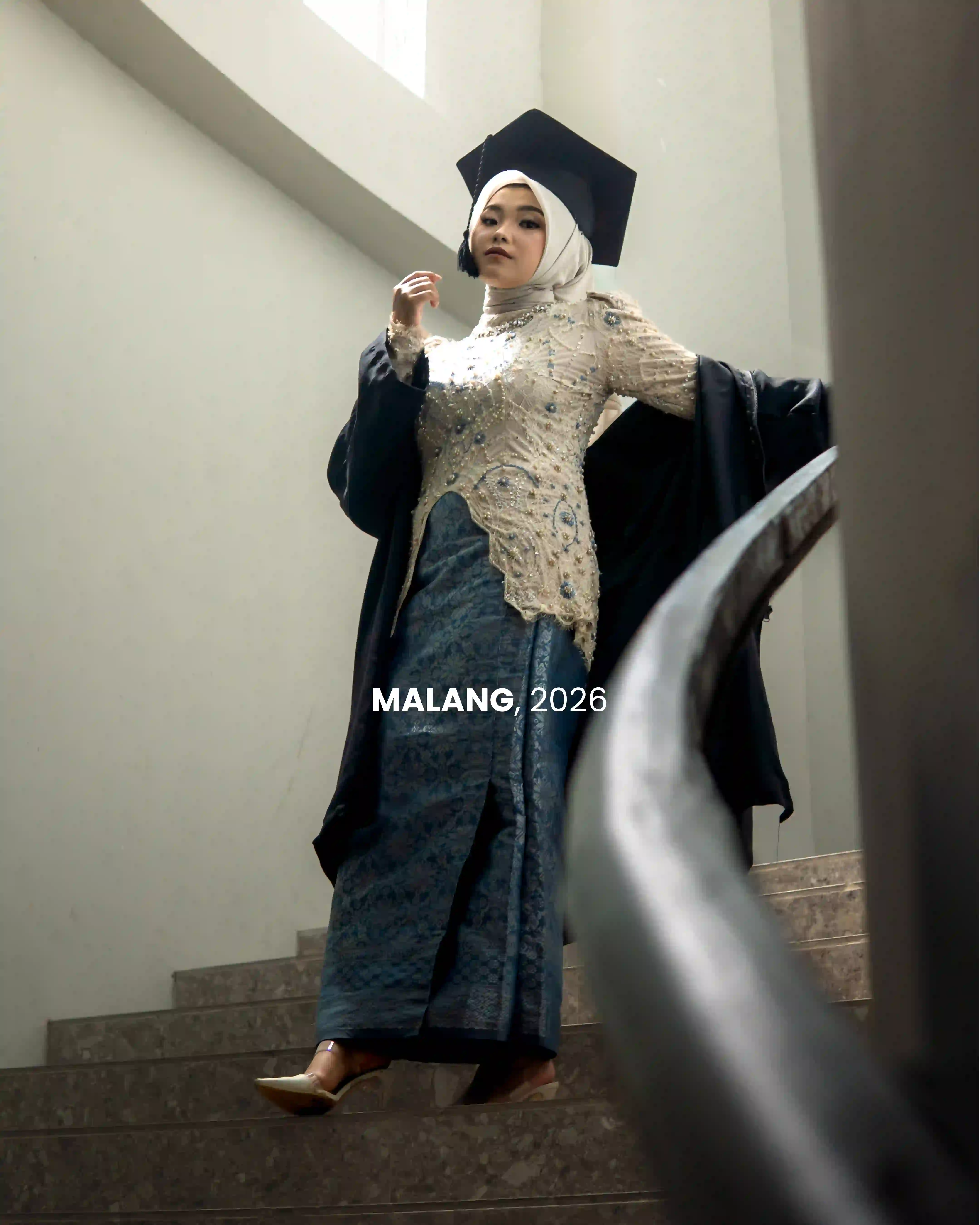 Contoh pilihan busana wisuda netral untuk sesi foto outdoor kampus UB Malang